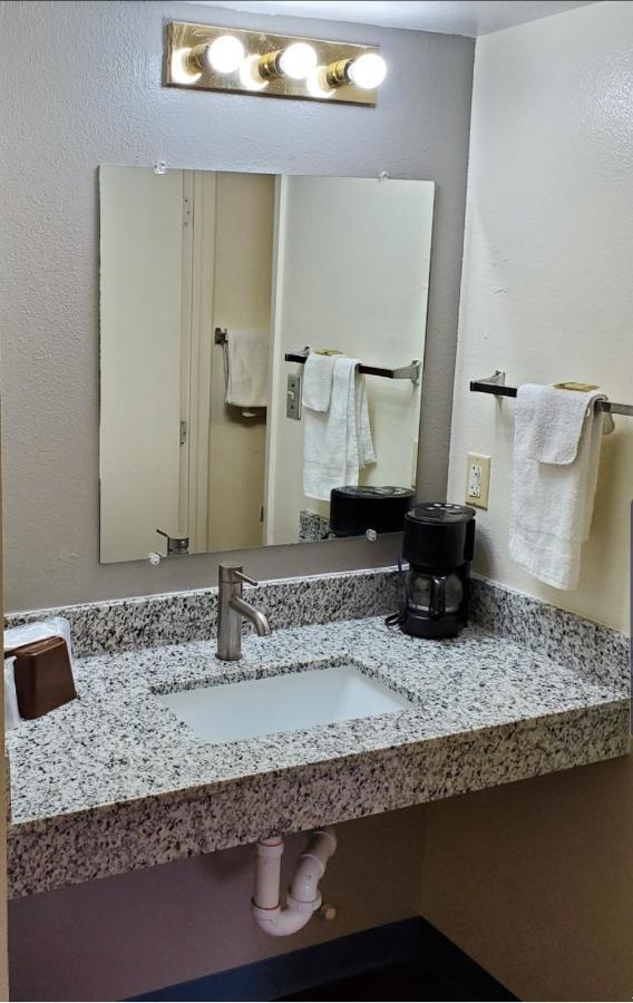 Travelodge By Wyndham Albuquerque West Exterior photo